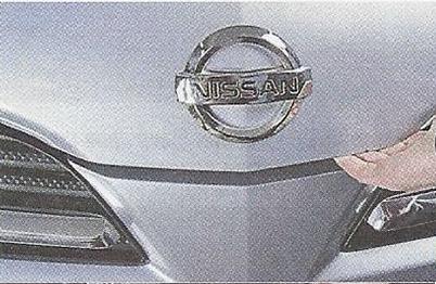 Приподнимаем капот Nissan Primera