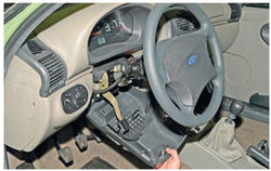 Снимаем нижний кожух рулевой колонки Lada Kalina