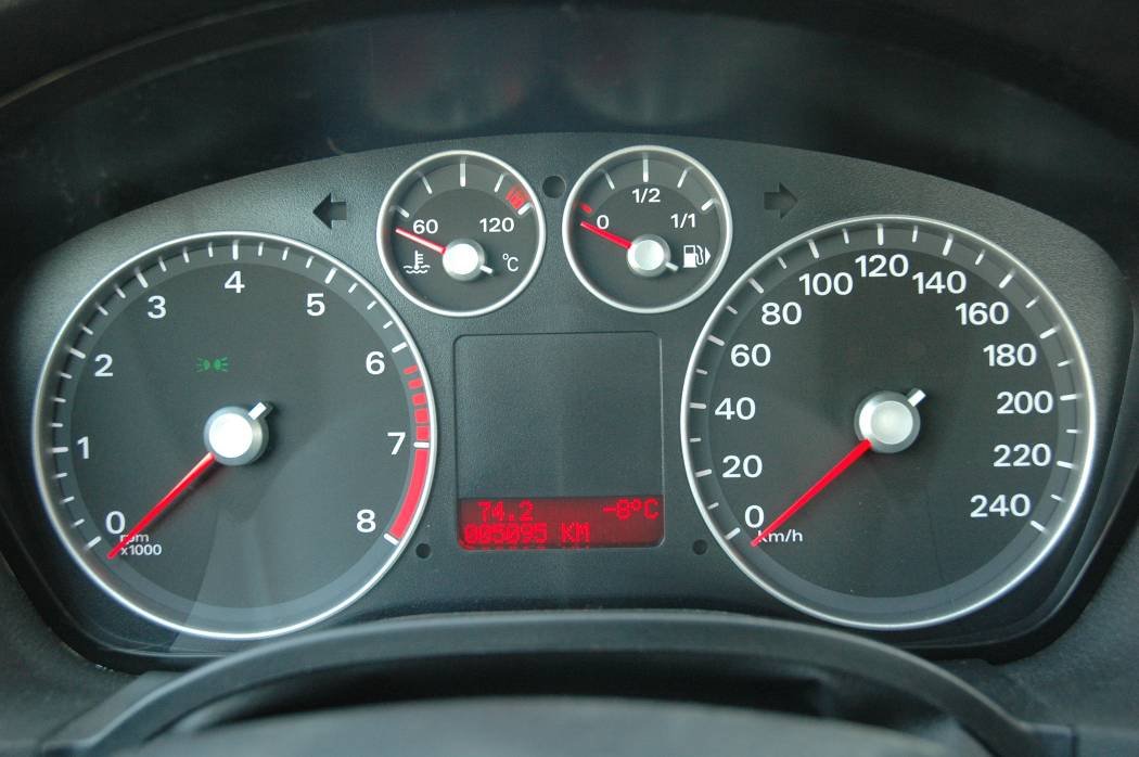 Собранная и установленная панель приборов на Ford Focus 2
