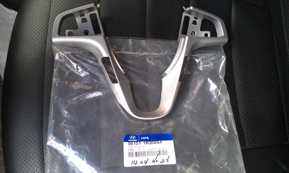 Накладка на руль для четырех кнопок 56151-1R300S4 на автомобиле Hyundai Solaris 2010-2016