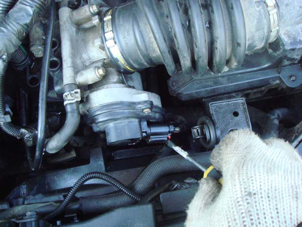Отсоединяем разъем питания дросселя в автомобиле Ford Focus 2