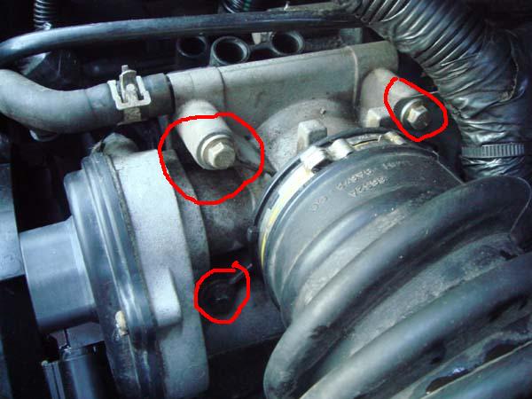 Откручиваем 4 болта с дроссельной заслонки Ford Focus 2 и снимаем ее