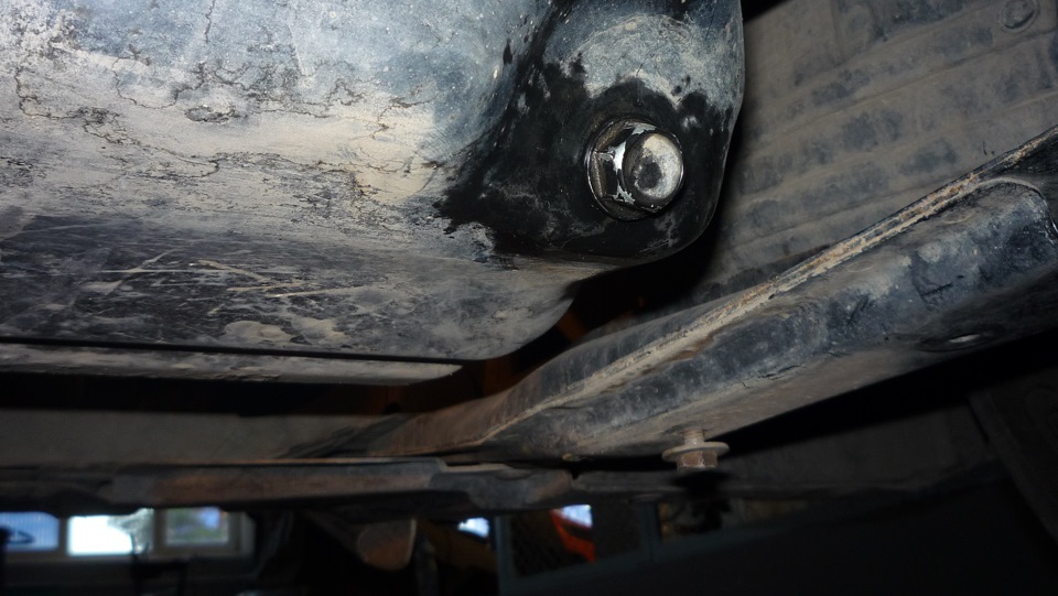 Заворачивание пробки слива Mitsubishi Outlander 2012 - 2016