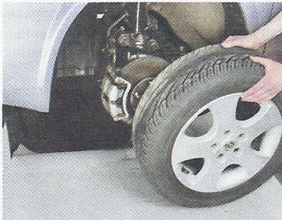 Снимаем колесо Nissan Primera