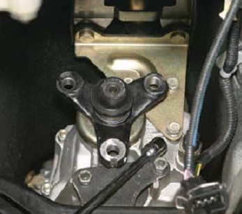 Отворачиваем три болта крепления кронштейна привода управления механизмом выбора передач к задней крышке коробки передач Chevrolet Niva