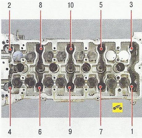 Ослабляем затяжку десяти болтов крепления головки блока цилиндров к блоку цилиндров Nissan Primera