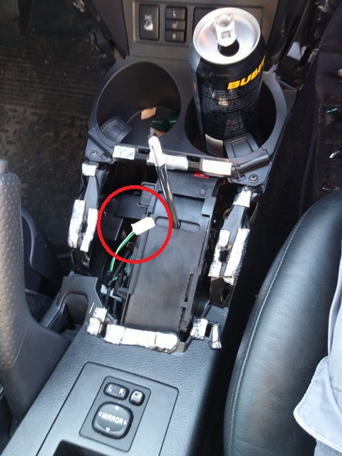 Извлечение корпуса подсветки режимов АКПП в Toyota RAV4
