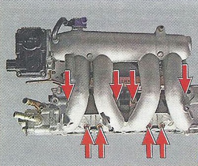 Выворачиваем шесть болтов и две гайки шпилек крепления впускного коллектора к головке блока цилиндров Nissan Primera