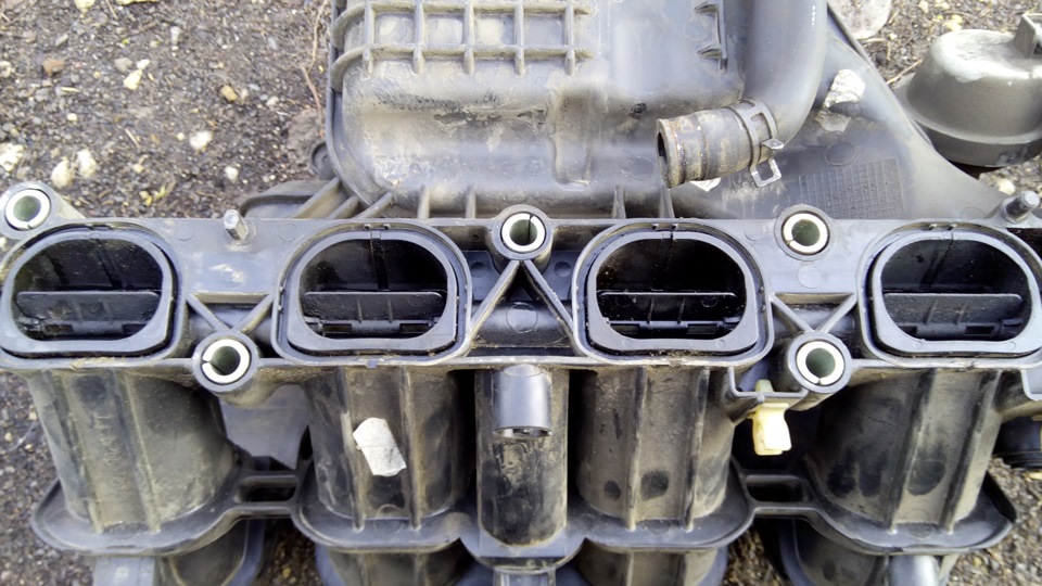 Снятый впускной коллектор автомобиля Ford Focus 2