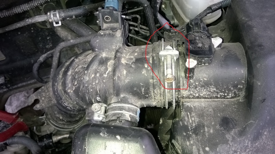 Снятие верхнего хомута впускного патрубка Toyota RAV4