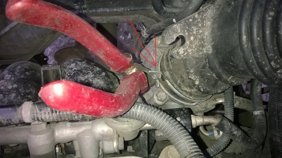 Снятие нижнего хомута впускного патрубка Toyota RAV4
