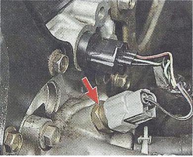 Снимаем датчик детонации Nissan Primera