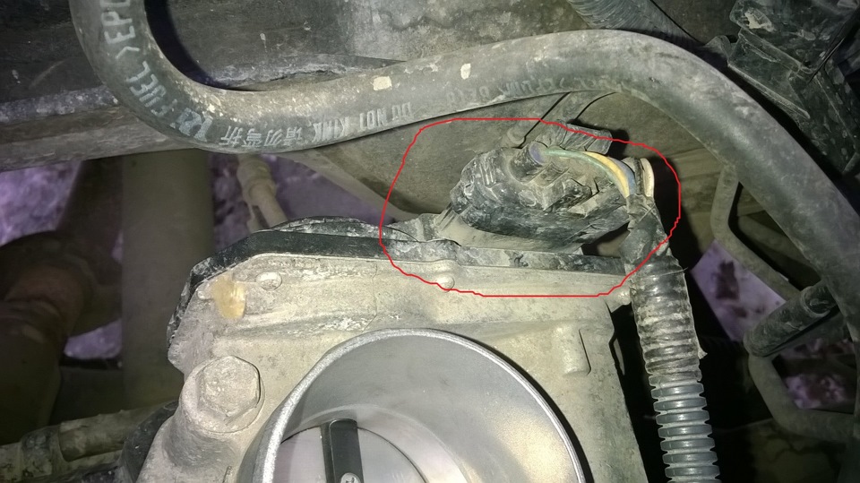 Расположение разъема управления дроссельной заслонкой Toyota RAV4