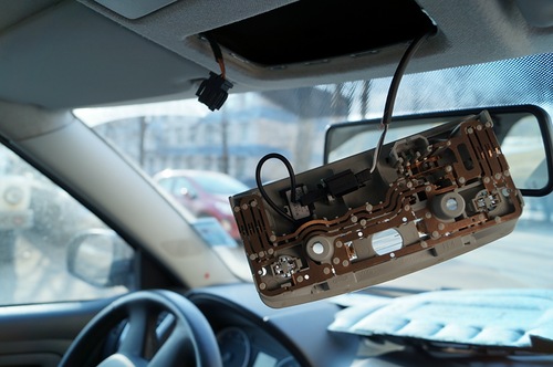 Снятие плафона верхнего освещения автомобиля Skoda Fabia I