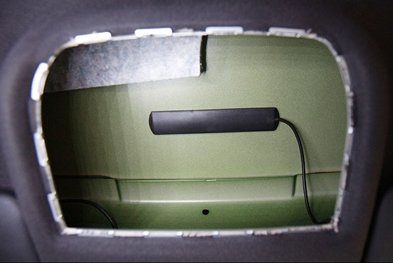 Крепеж антенны GSM в нише очечника автомобиля Skoda Fabia II
