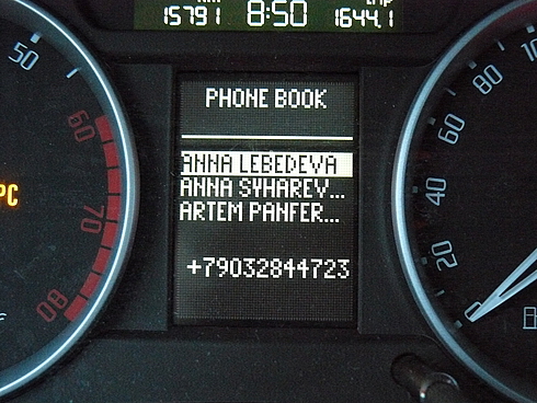 Меню телефонной книги с подключенным Bluetooth автомобиля Skoda Fabia I