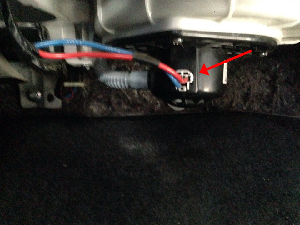 Отсоединение клеммы электродвигателя отопителя Mitsubishi Outlander 2012 - 2016