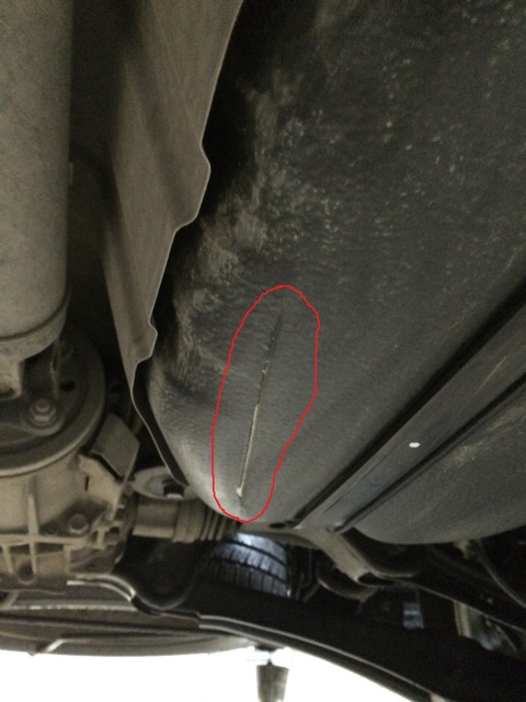 Повреждения на дне бензобака Mitsubishi Outlander 2012 - 2016
