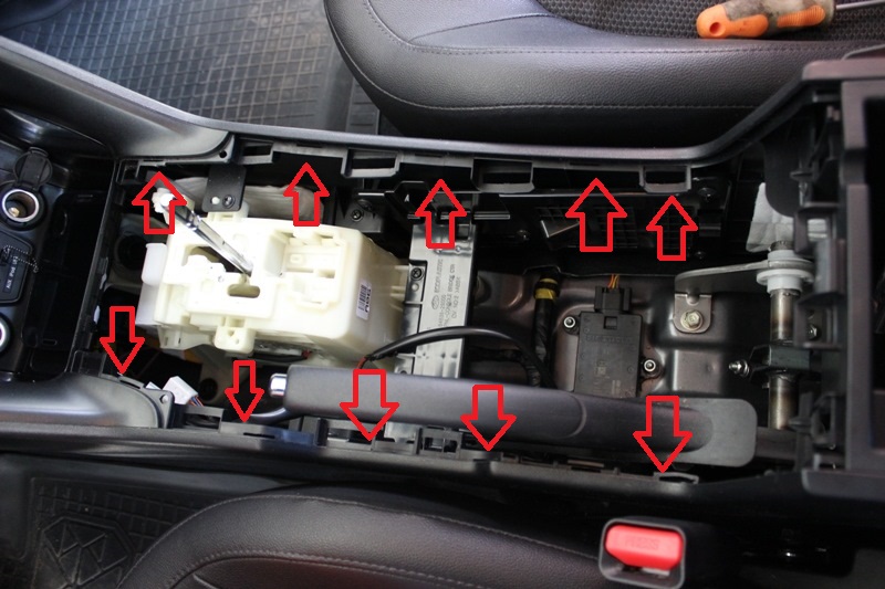 Места где клеить изоленту для устранения скрипа центральной консоли на автомобиле Hyundai ix35