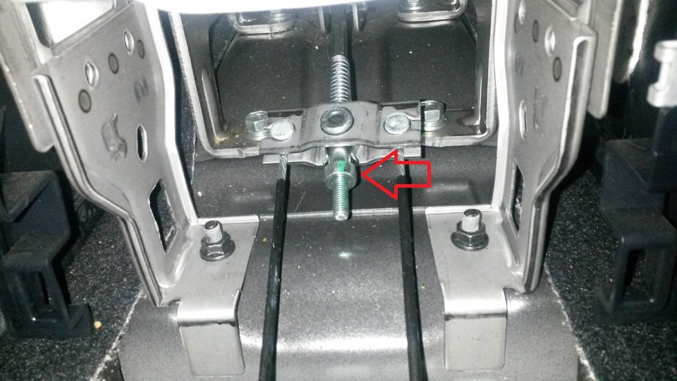 Расположение гайки регулировки стояночного тормоза на автомобиле Hyundai ix35