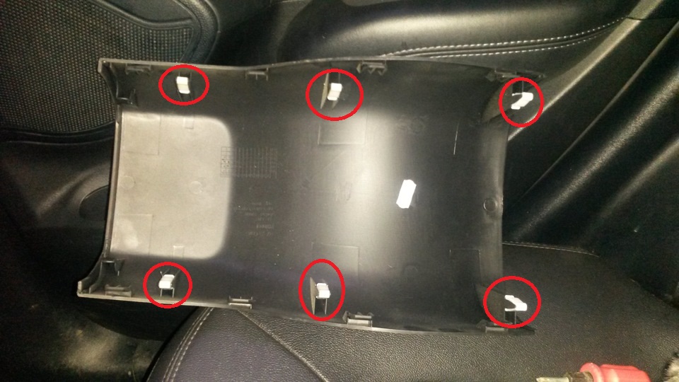 Расположение фиксаторов задней крышки подлокотника на автомобиле Hyundai ix35