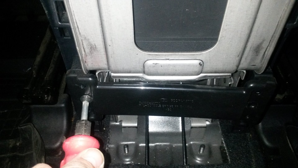 Открутить пластину регулировки стояночного тормоза на автомобиле Hyundai ix35