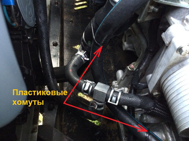 Закрепленный пластиковыми хомутами отводящий шланг системы охлаждения вариатора Mitsubishi Outlander III