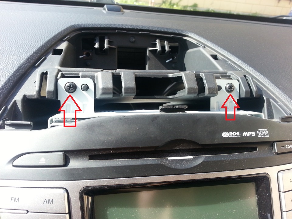 Расположение верхнего крепления магнитолы на автомобиле Hyundai ix35