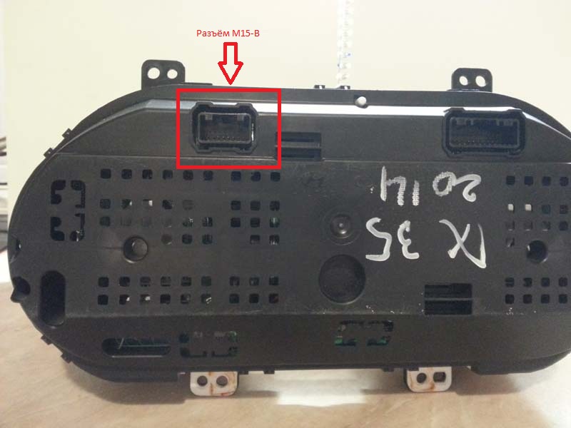Левый 16-ти пиновый разъём колодки проводов комбинации приборов на автомобиле Hyundai ix35
