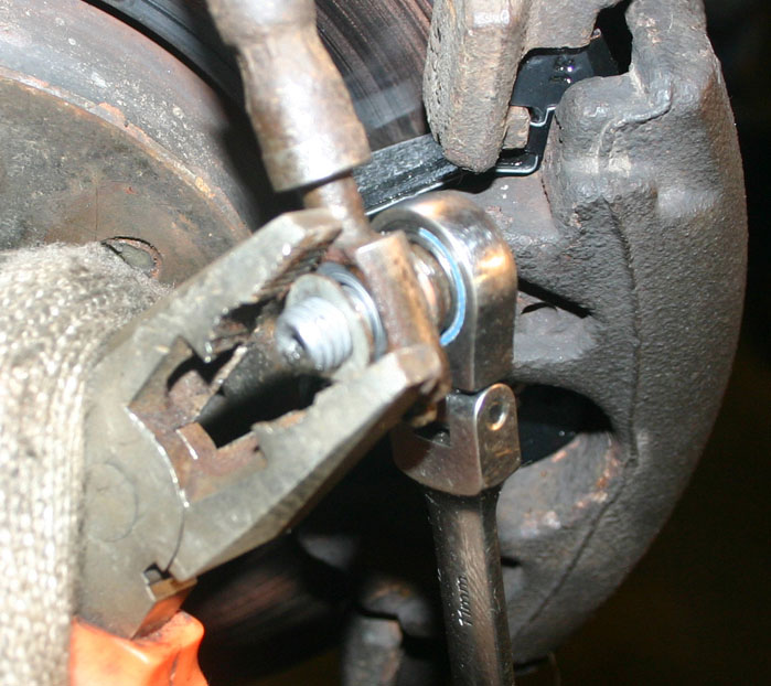 Снятие уплотнительного кольца с болта крепления тормозного шланга Volkswagen Passat B6 2005-2010