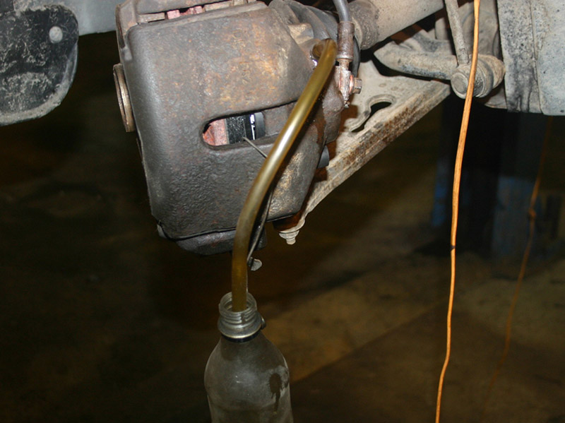 Спуск тормозной жидкости из штуцера прокачки Volkswagen Passat B6 2005-2010