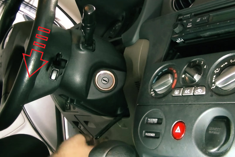 Опускание вниз рулевой колонки Mitsubishi Outlander I 2003 - 2008