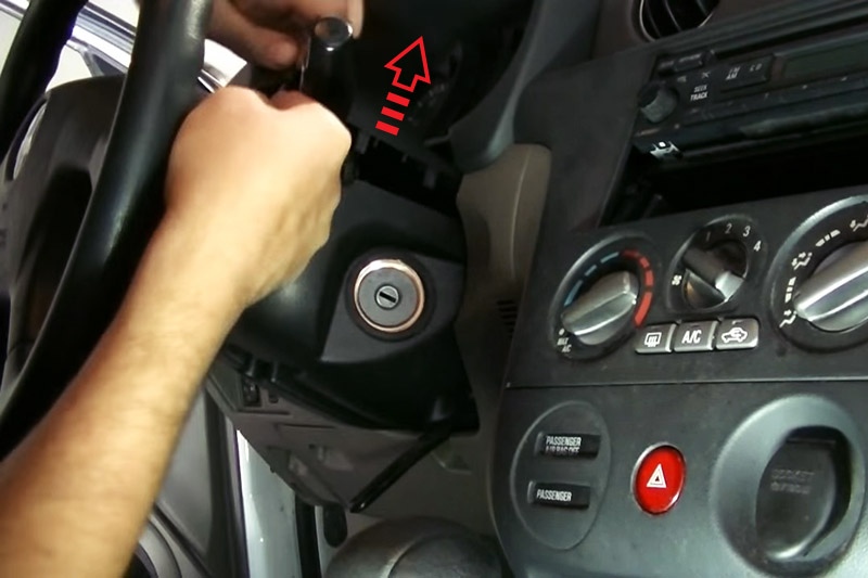 Разведение половинок кожуха рулевой колонки Mitsubishi Outlander I 2003 - 2008