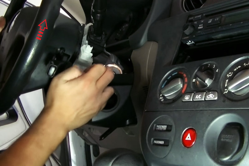 Снятие нижней половины кожуха рулевой колонки Mitsubishi Outlander I 2003 - 2008