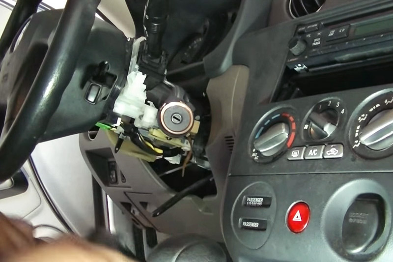 Рулевая колонка со снятым пластиковым кожухом Mitsubishi Outlander I 2003 - 2008