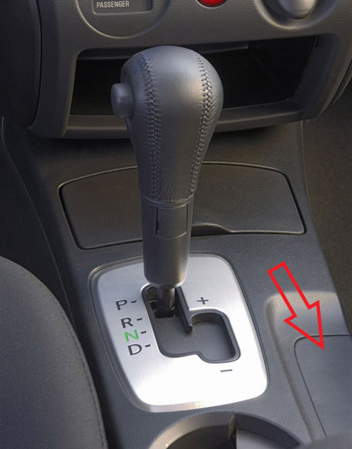 Планка под рычагом ручника Mitsubishi Outlander I 2003 - 2008