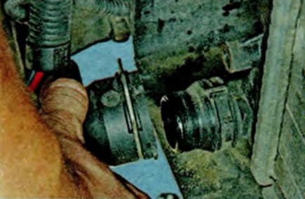 снять нижний шланг с патрубка радиатора Шкода Октавия