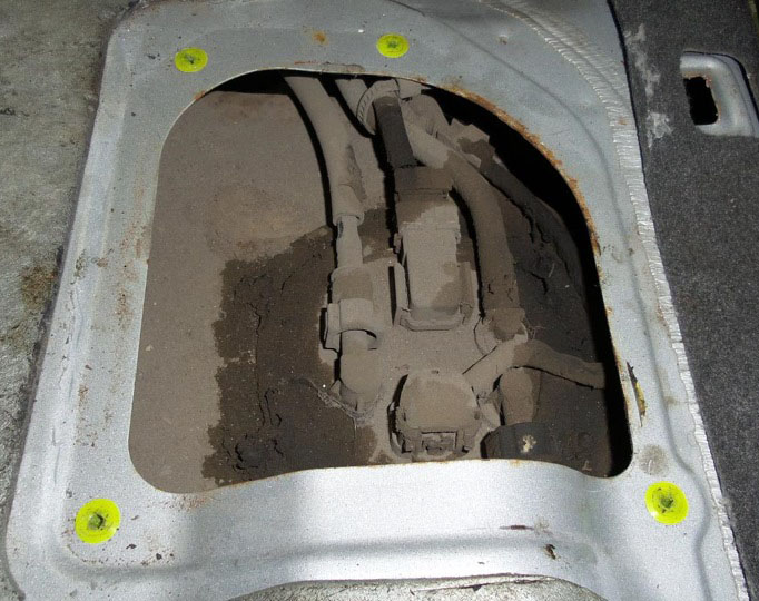 Открытый люк и поверхность топливного модуля Mitsubishi Outlander I 2003 - 2008