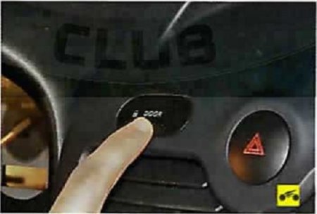 Нажатие кнопки блокировки дверей Nissan Almera Classic