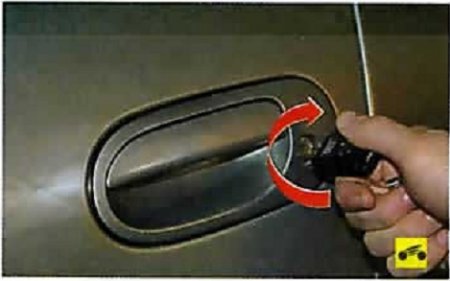 Разблокирование передних дверей Nissan Almera Classic с помощью ключа