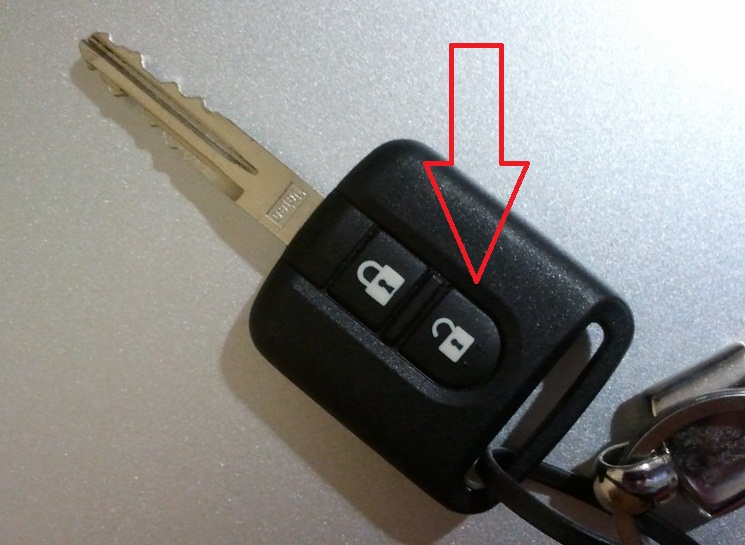 Разблокирование дверей Nissan Almera Classic с помощью кнопки на головке ключа зажигания