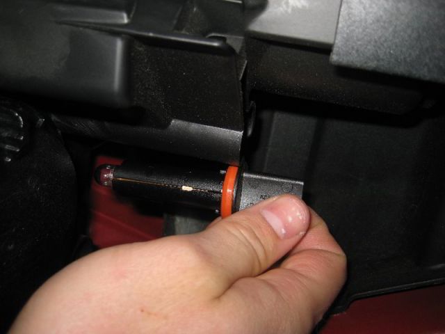 Вытащить плафон габаритного огня на автомобиле Hyundai ix35