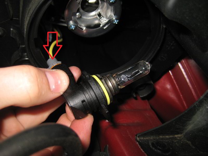 Отсоединить колодку проводов от плафона ближнего/дальнего света на автомобиле Hyundai ix35