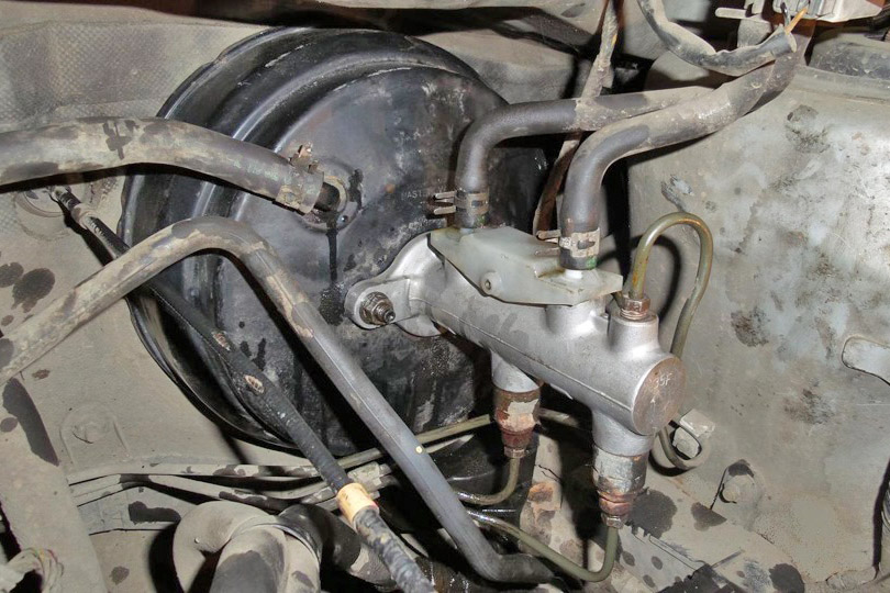 Установленные и подключенные новый вакуумный усилитель и ГТЦ Mitsubishi Outlander I 2003 - 2008