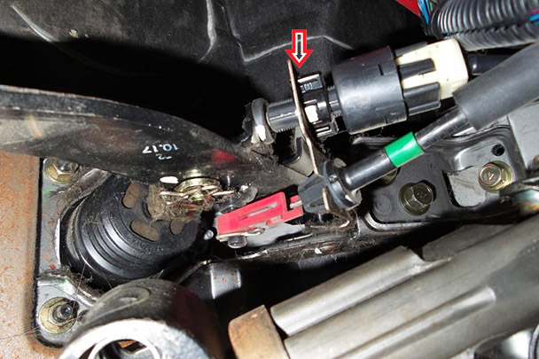 Расположение датчика включения тормозов Mitsubishi Outlander I 2003 - 2008