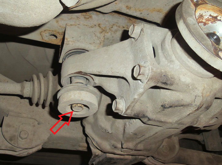 Расположение болта крепления кронштейна редуктора Mitsubishi Outlander I 2003 - 2008