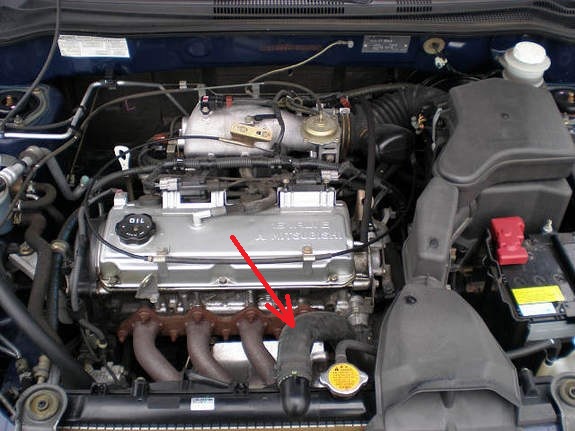 Размещение верхнего шланга радиатора двигателя 4G69 Mitsubishi Outlander I