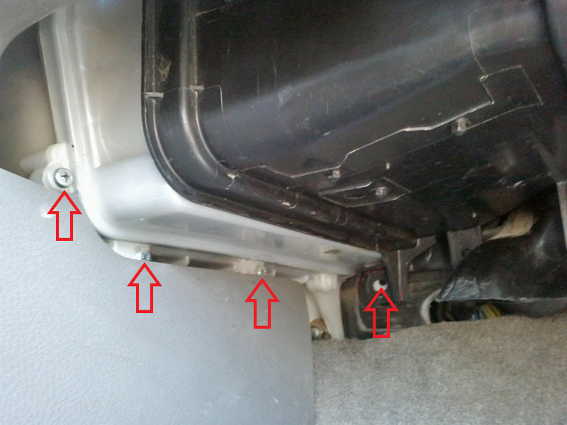 Открутить винты крышки испарителя Mitsubishi Outlander I 2003 - 2008