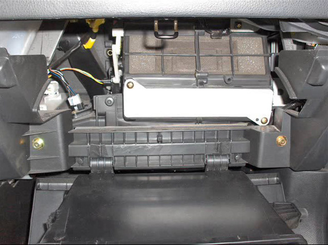 Откинутый бардачок и фильтр салона Mitsubishi Outlander I 2003 - 20084