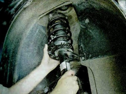 Снятие амортизаторной стойки Шкода Октавия
